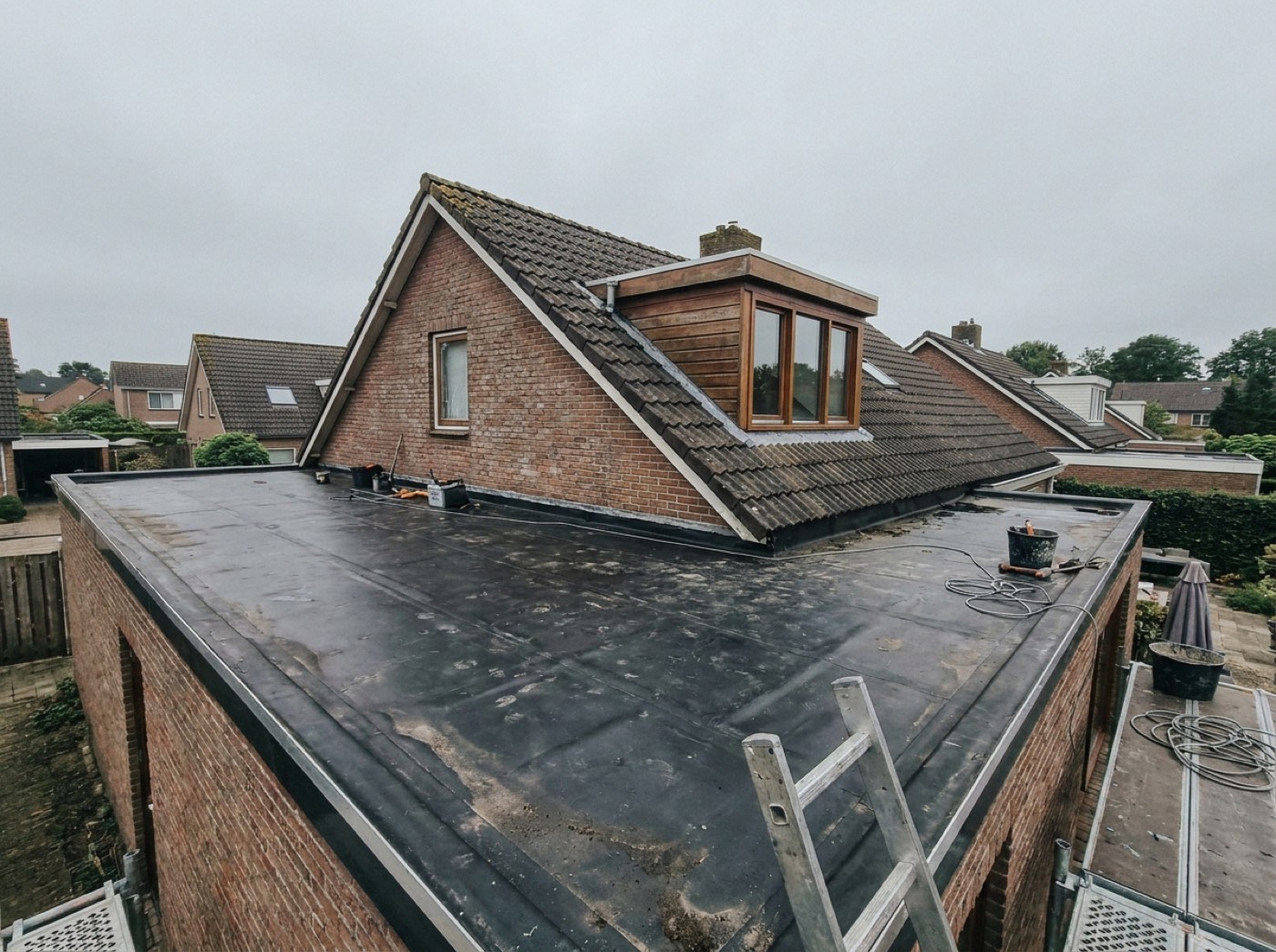Platte daken (EPDM) in de regio Den Bosch — Spoed Dak Service
